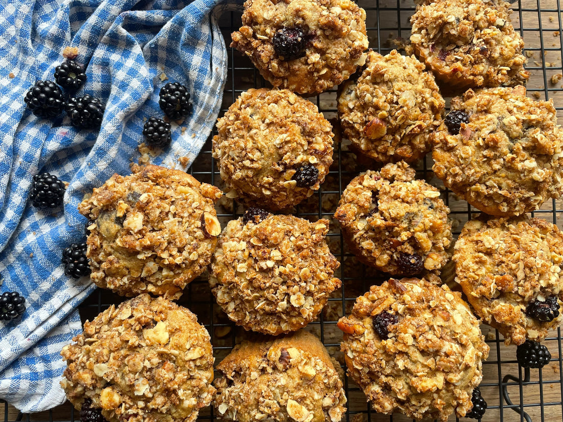 Brombærmuffins med chaikrydderi og sprød nøddetopping