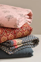 Quilt Bella rød m/jordtonet mønster